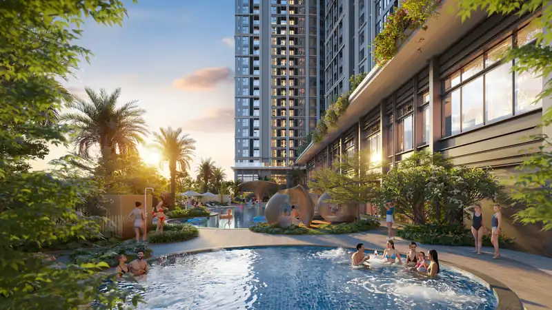 Bể bơi giữa vườn nhiệt đới dưới chân tháp Beachtro Tower lúc hoàng hôn