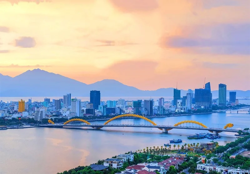 Cầu Rồng và thành phố Đà Nẵng bên sông Hàn lúc hoàng hôn (ảnh thực tế)
