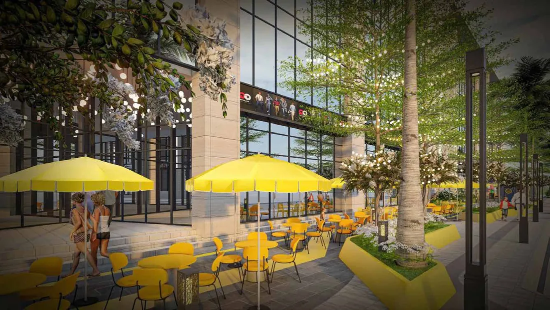 Phố mua sắm, ẩm thực dưới chân toà nhà Capital Square với dù vàng và cây xanh