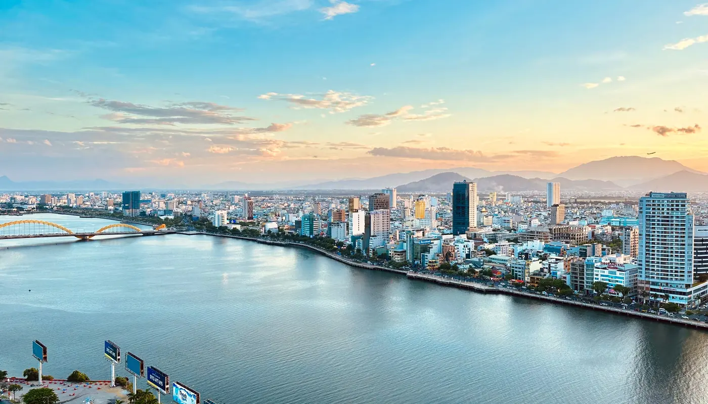 Sông Hàn và trung tâm Đà Nẵng nhìn từ trên cao, cầu Rồng và cầu Trần Thị Lý (ảnh thực tế)