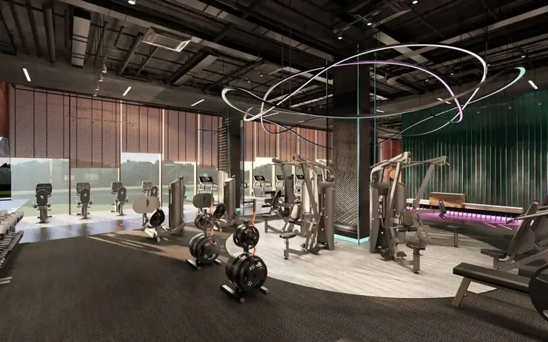 Phòng gym Celesta Gold với máy tập kháng lực, khu tạ tự do và đèn vòng trang trí trên trần