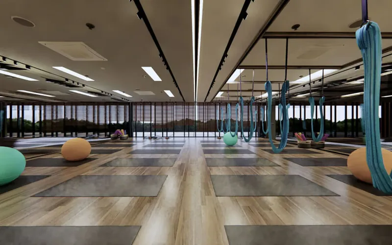 Phòng yoga Celesta Gold sàn gỗ, võng yoga bay và vách kính nhìn ra thành phố