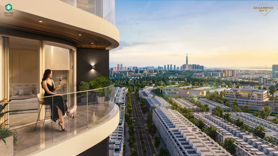 Ban công căn hộ Diamond Sky nhìn về Landmark 81 và trung tâm TP.HCM lúc hoàng hôn