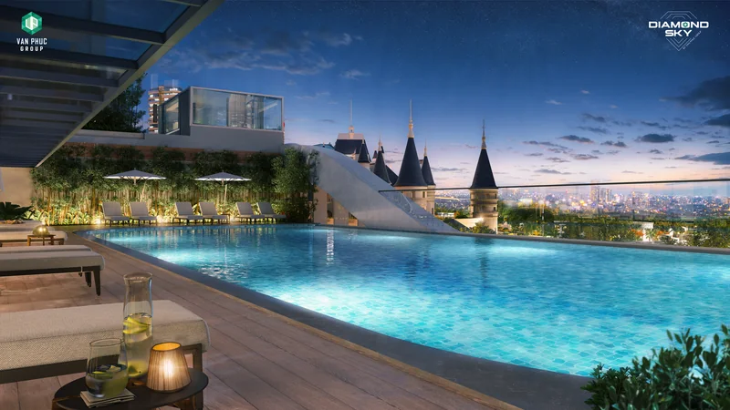 Hồ bơi 4 mùa trên tầng 4 Diamond Sky nhìn ra thành phố lúc chiều tối, ghế tắm nắng ven hồ