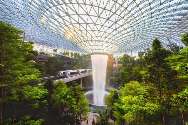 Thác nước trong nhà tại sân bay Changi, Singapore – hình mẫu tổ hợp hạ tầng trải nghiệm