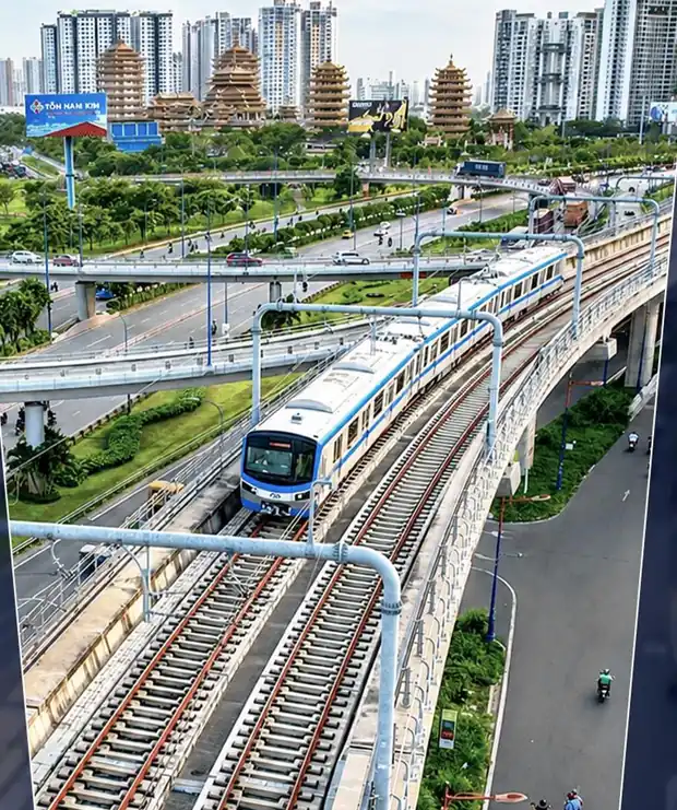 Tàu metro chạy trên cao giữa các tòa nhà TP.HCM