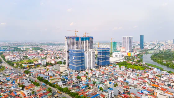 Ảnh thực tế công trường Gem Park tháng 8/2026 nhìn từ trên cao, giữa phường Hồng Bàng và sông Rế