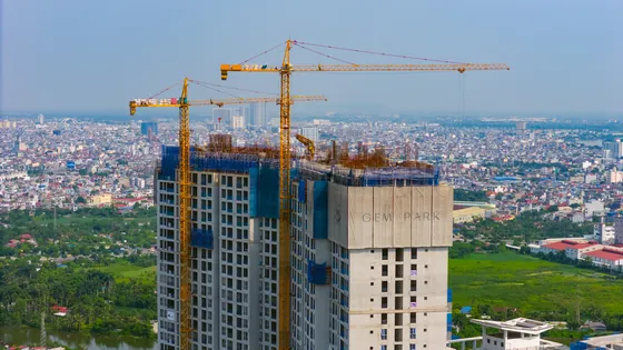 Ảnh thực tế tháng 8/2026: tòa tháp Diamond Gem Park thi công các tầng cao, nhìn ra thành phố Hải Phòng
