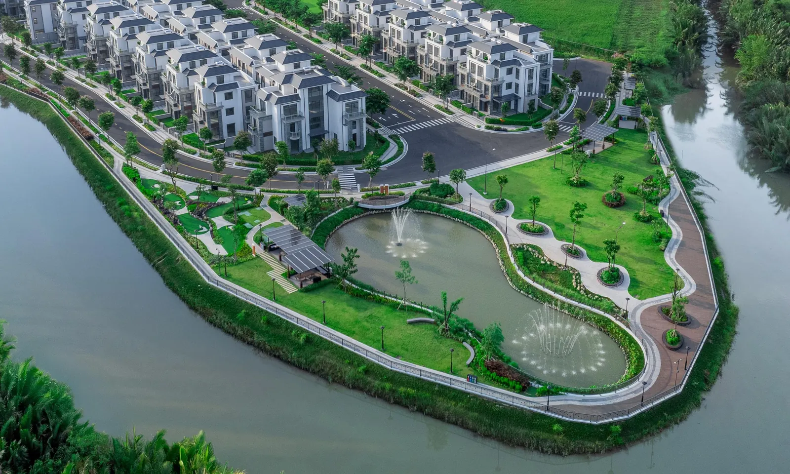 Hồ điều tiết và cảnh quan ven sông tại GLADIA BY THE WATER