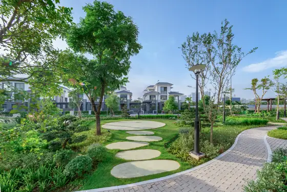 Ảnh thực tế công viên Gladia by the Waters: lối dạo đá, cây xanh và dãy biệt thự hoàn thiện
