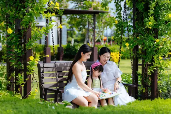 Gia đình đọc sách dưới giàn hoa trong công viên Gladia by the Waters (ảnh thực tế)