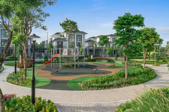 Ảnh thực tế sân chơi trẻ em giữa công viên Gladia by the Waters, khu đô thị liền kề Gladia Heights