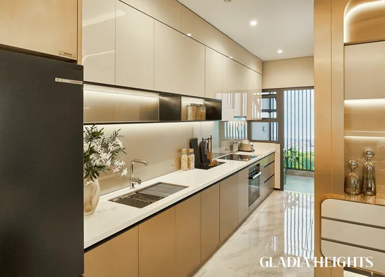 Ảnh thực tế bếp căn hộ mẫu 2 phòng ngủ Gladia Heights với tủ bếp và thiết bị âm