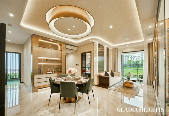 Ảnh thực tế phòng khách căn hộ mẫu 2 phòng ngủ Gladia Heights, cửa kính lớn nhìn ra mảng xanh