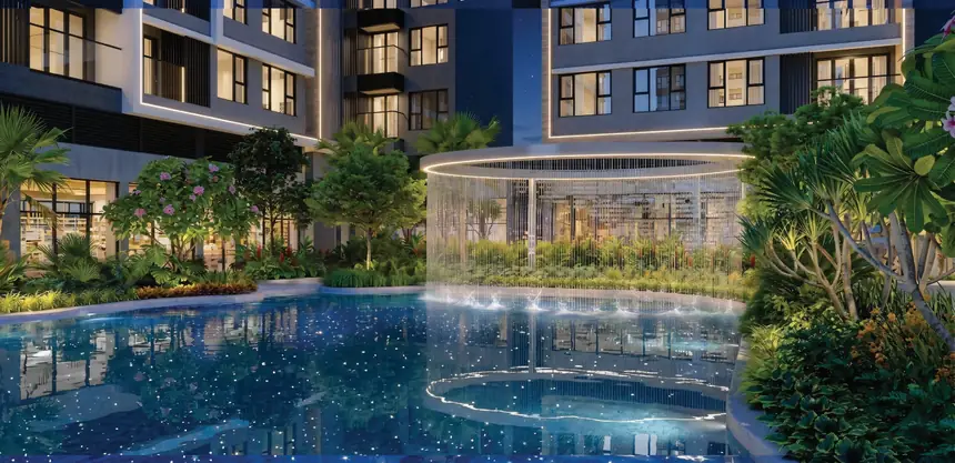 Màn mưa bên hồ bơi Gladia Heights về đêm, tháp căn hộ lên đèn phía sau