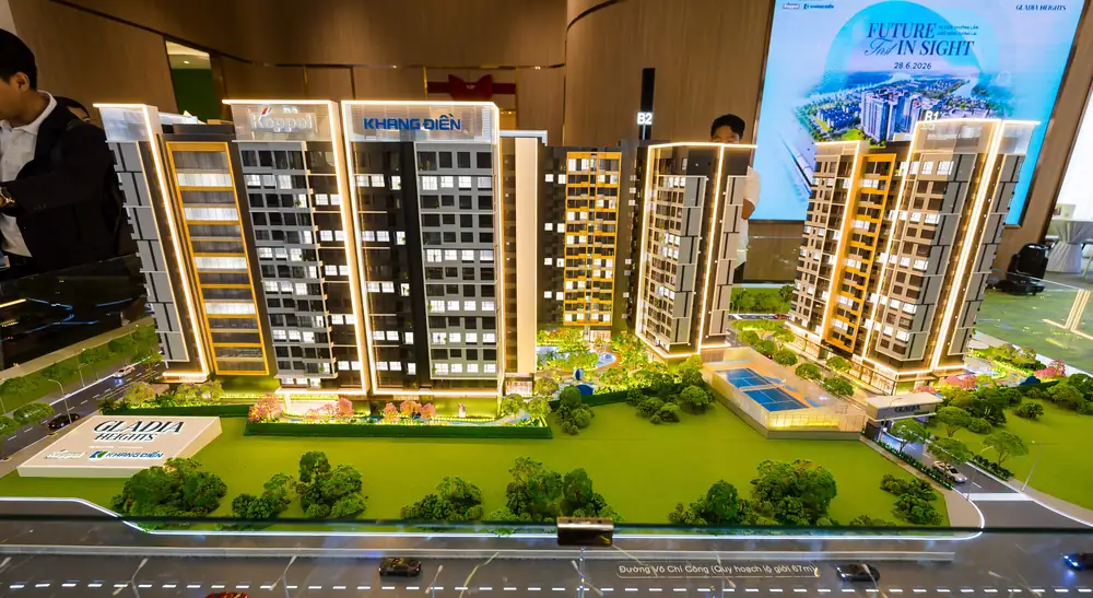 Sa bàn Gladia Heights tại sales gallery: 3 tháp The Future, The First, The Advanta trên mặt tiền Võ Chí Công