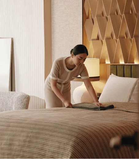 Nhân viên quản gia chuẩn bị phòng ngủ căn hộ Grand Marina Saigon (ảnh minh họa)