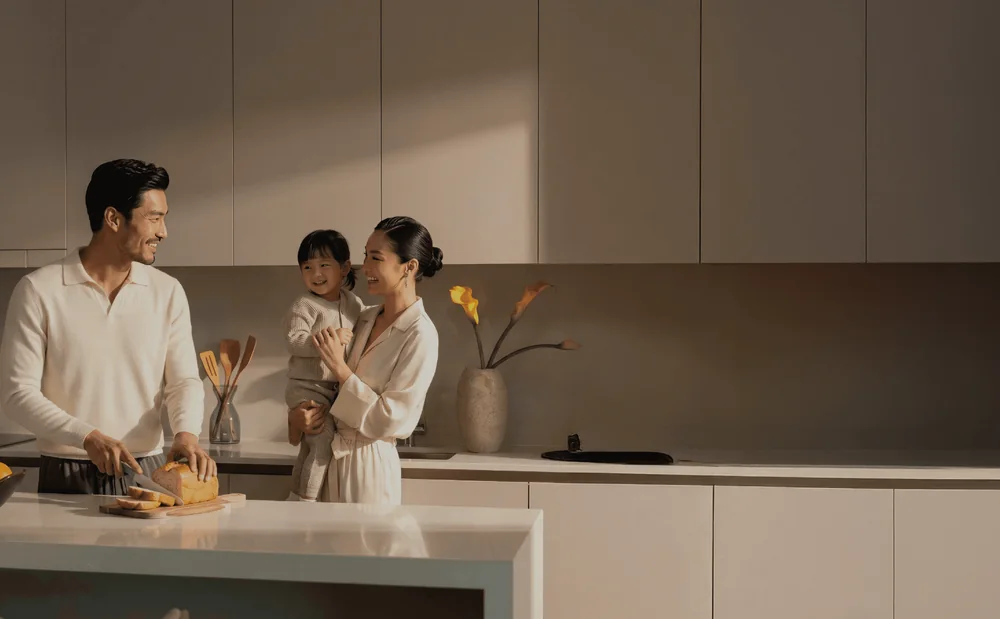 Gia đình trong bếp căn hộ hàng hiệu Grand Marina Saigon (ảnh minh họa)