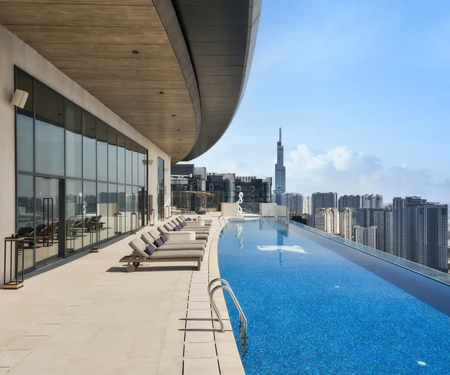 Hồ bơi tràn bờ trên cao nhìn ra trung tâm TP.HCM tại Grand Marina Saigon (ảnh minh họa)