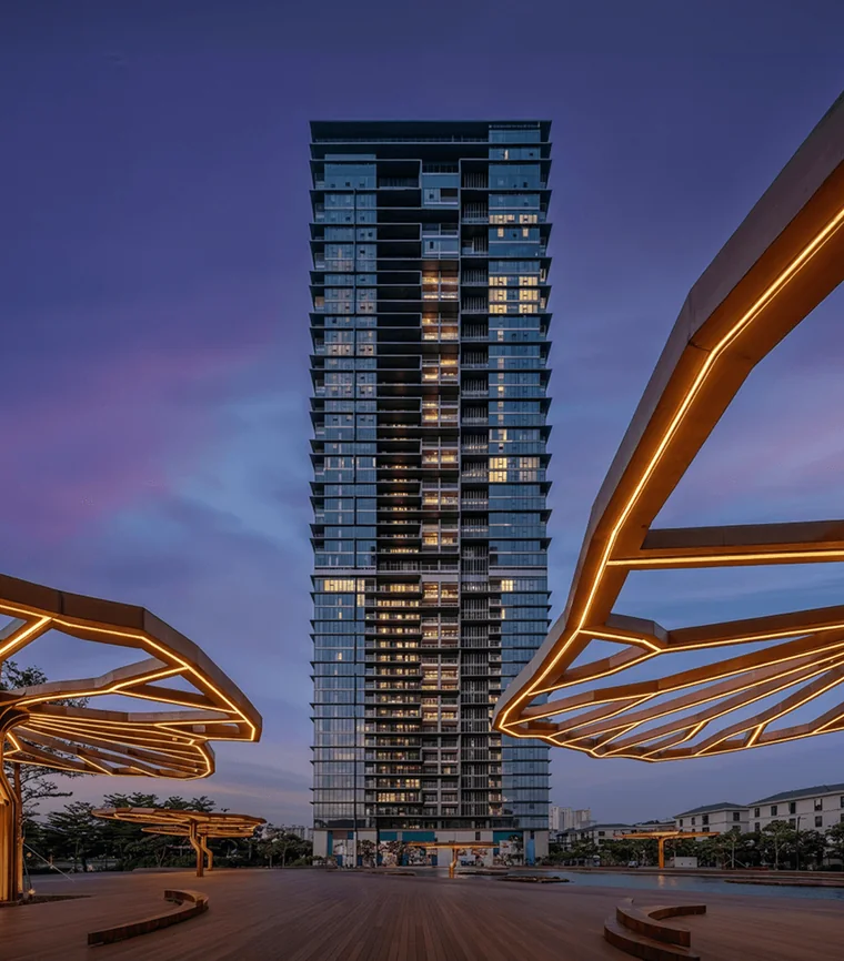 Tòa tháp căn hộ JW Marriott Residences – The Legacy Collection tại Grand Marina Saigon về đêm (ảnh minh họa)