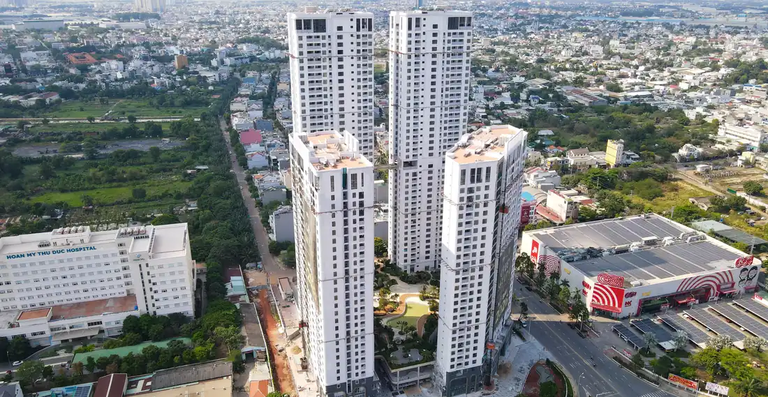 Ảnh flycam thực tế Green Skyline tháng 03/2026: 4 tháp căn hộ đã cất nóc bên Quốc lộ 1K, cạnh siêu thị GO! Dĩ An