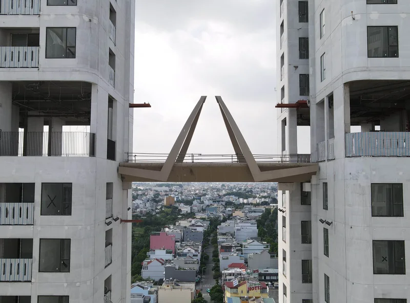 Ảnh thực tế cầu vọng cảnh giữa 2 tháp Green Skyline đang hoàn thiện, tháng 03/2026