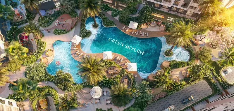 Hồ bơi chuẩn resort tầng 3 Green Skyline nhìn từ trên cao, uốn lượn giữa vườn nhiệt đới