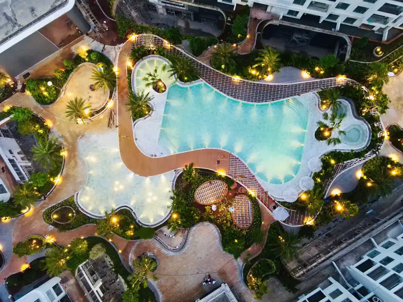 Ảnh thực tế hồ bơi tầng 3 Green Skyline đã hoàn thiện, chụp từ trên cao lúc lên đèn