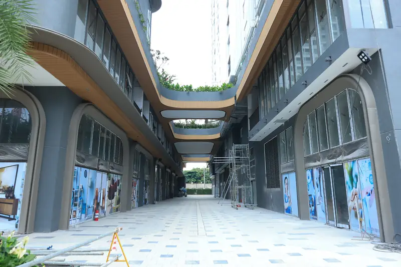 Ảnh thực tế phố thương mại khối đế Green Skyline đã hoàn thiện mặt dựng, tháng 06/2026