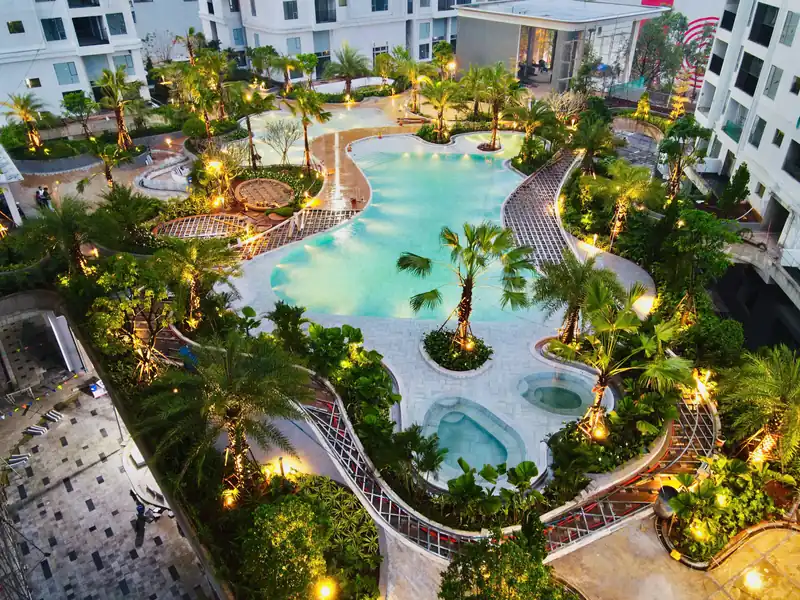Trải nghiệm thật: hồ bơi và vườn tiện ích tầng 3 Green Skyline đã hoàn thiện, ảnh chụp thực tế về đêm