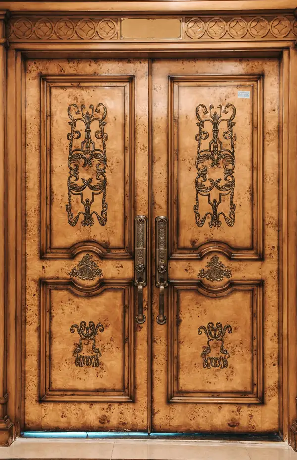 Cửa căn hộ Hanoi Signature rộng 1,6 m, cao 2,2 m, nặng 0,5 tấn, chạm hoa văn
