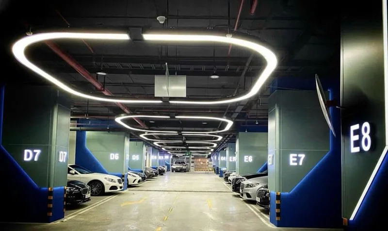 Hầm đỗ xe Hanoi Signature với độ dốc 3%, đèn chiếu sáng vòng tròn
