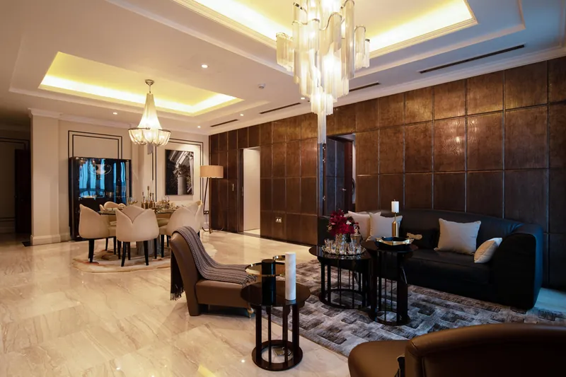 Phòng khách căn hộ Hanoi Signature trần cao 3,6 m, đèn chùm pha lê, sàn đá