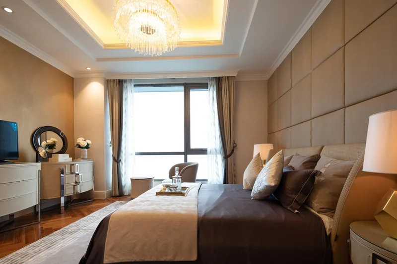 Phòng ngủ căn hộ Hanoi Signature với cửa kính lớn đón sáng tự nhiên