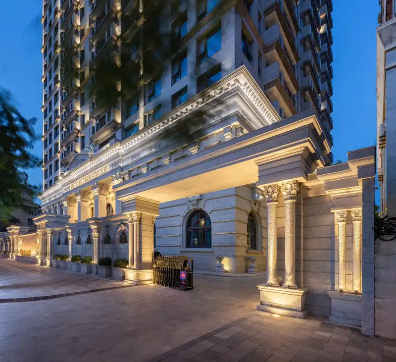 Sảnh chính Hanoi Signature về đêm, mặt tiền cột đá phong cách Phục Hưng