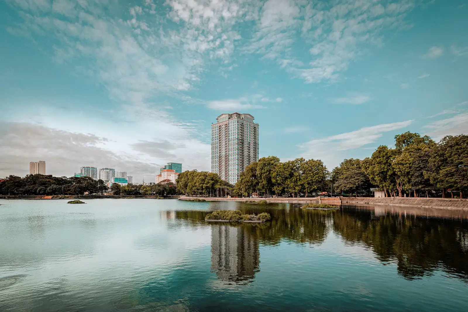 Hanoi Signature nhìn từ mặt hồ Nghĩa Tân, bóng tòa nhà in trên mặt nước