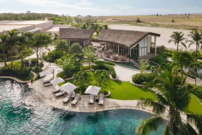 Beach club và hồ bơi giữa vườn dừa tại Hoiana Resort & Golf nhìn từ trên cao