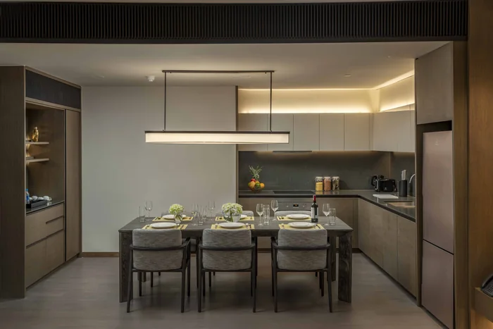 Bếp mở và bàn ăn 6 chỗ trong căn hộ Hoiana Residences, trang bị đủ thiết bị