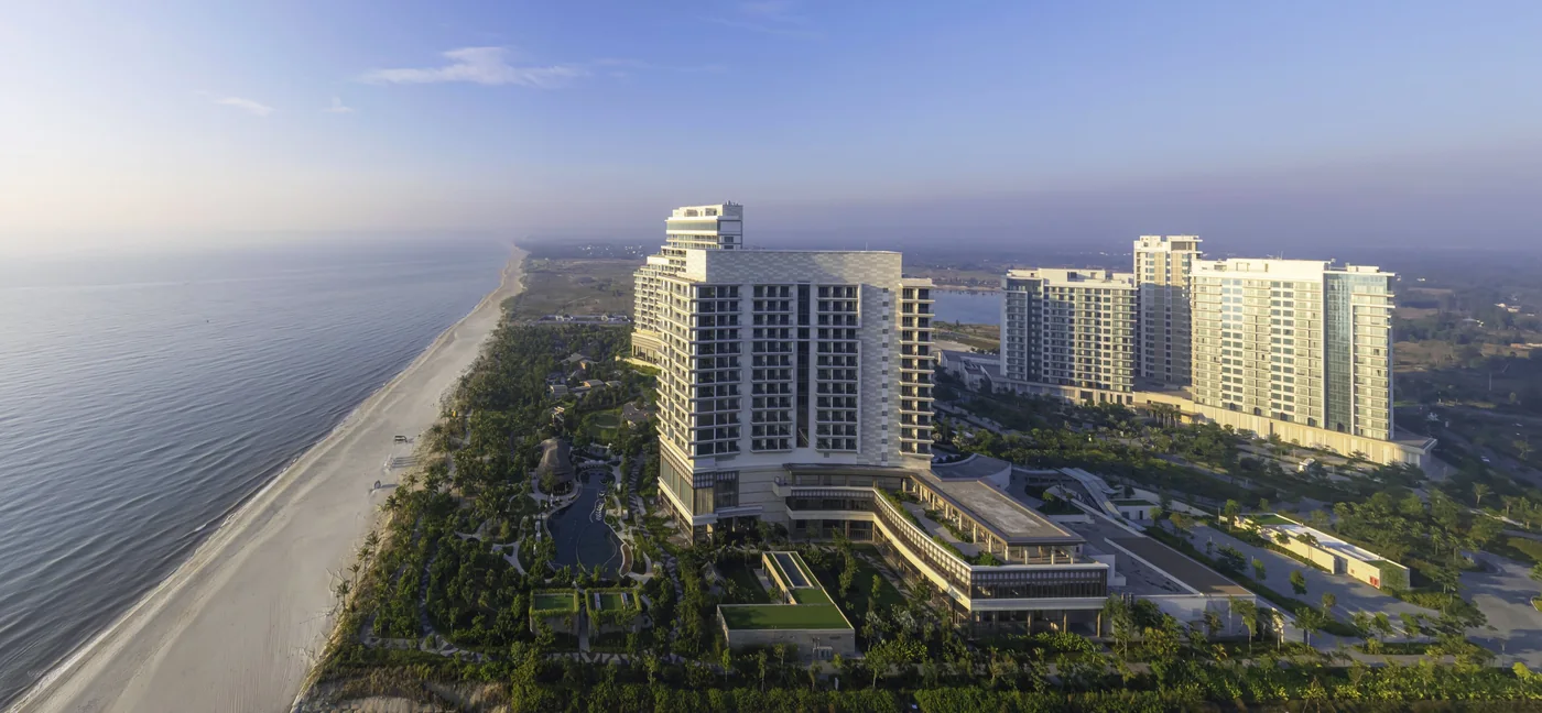 Bờ biển dài phía Nam Hội An và các tòa khách sạn, căn hộ của Hoiana Resort & Golf nhìn từ biển