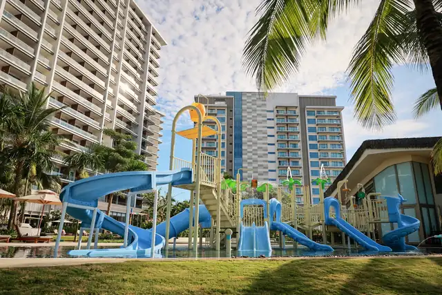 Công viên nước mini cho trẻ em cạnh tòa Hoiana Residences, cầu trượt nhiều màu dưới hàng cọ