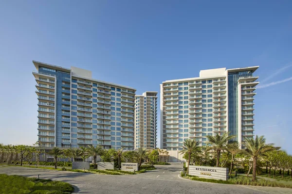 Hai tòa Hoiana Residences với tổng cộng 270 căn hộ, cổng vào giữa hàng cọ