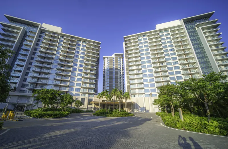 Hai tòa Hoiana Residences nhìn từ sân vườn, ban công kính hướng ra khu nghỉ dưỡng