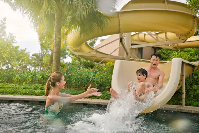 Hồ bơi gia đình tích hợp cầu trượt nước mini tại tầng 1 Hoiana Residences