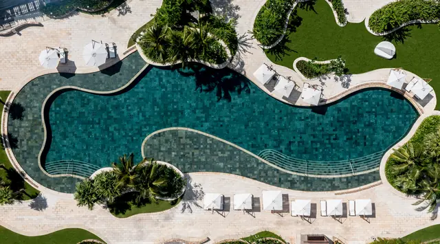 Hồ bơi uốn lượn và ghế tắm nắng của Hoiana Residences nhìn từ trên cao