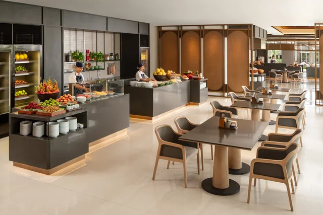 Nhà hàng tự chọn với quầy món nóng và bàn ăn sáng sủa trong khu Hoiana Residences