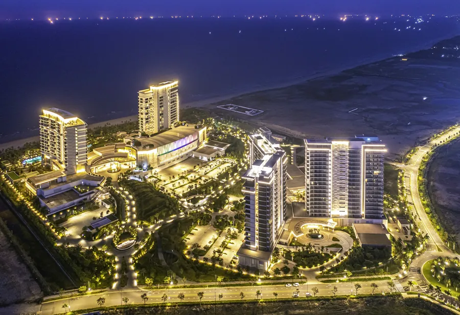 Quần thể Hoiana Resort & Golf về đêm: khách sạn, Hoiana Residences và đường ven biển lên đèn