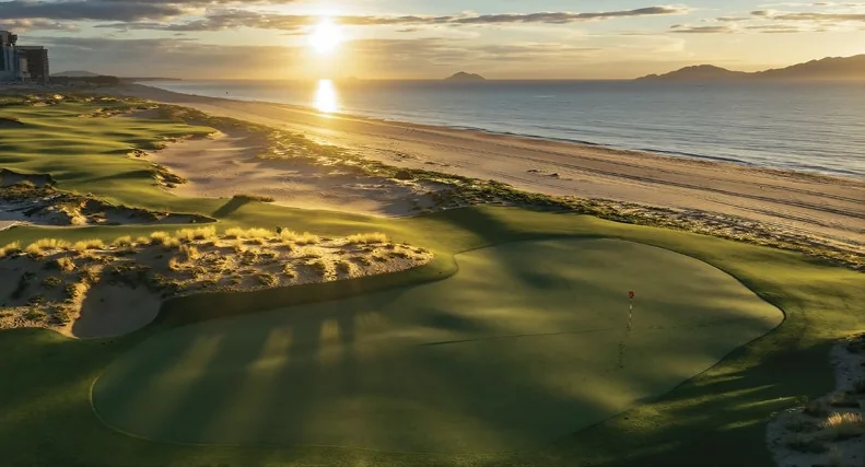 Sân golf Hoiana Shores 18 lỗ par-71 ven biển lúc hoàng hôn, thiết kế bởi Robert Trent Jones Jr.