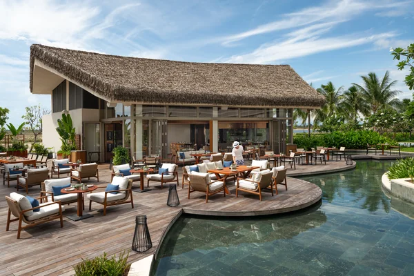 Nhà hàng Charred bên hồ bơi giữa vườn dừa ở Hoiana Resort & Golf, ngay quanh Hoiana Residences