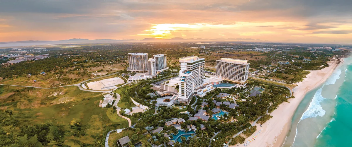 Toàn cảnh Hoiana Resort & Golf lúc hoàng hôn: khách sạn, căn hộ, sân golf và gần 4 km bờ biển phía Nam Hội An