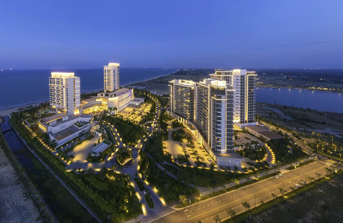 Hoiana Residences và quần thể Hoiana Resort & Golf lúc lên đèn nhìn từ trên cao, giáp bờ biển Hội An
